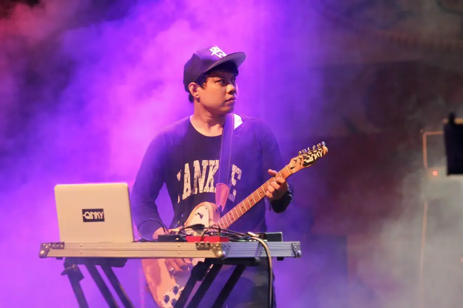 Welige on guitar with a laptop rig in purple haze
